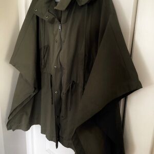 Simply Vera Vera Wang Rain Poncho army green with pockets  hood like new size xs